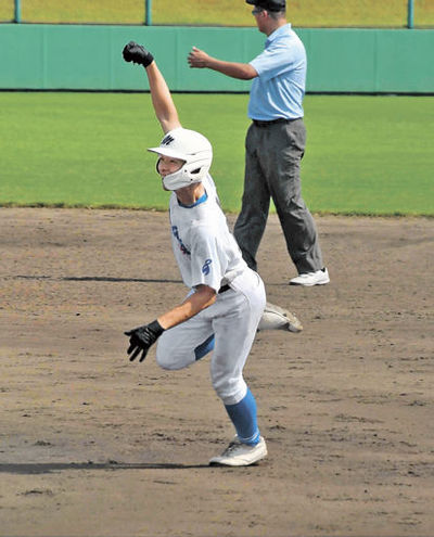 益田清風×各務原西＝タイブレーク延長１０回裏益田清風１死二、三塁、サヨナラ打を放ちガッツポーズする熊崎＝プリニー