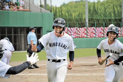 美濃加茂×加茂農林＝９回表美濃加茂１死三塁、福岡の適時打で勝ち越しのホームを踏み、喜びを爆発させる酒井＝河上薬品
