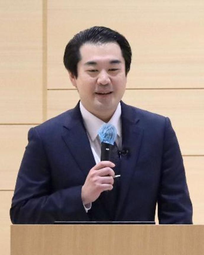 　シンポジウムで発言する京都女子大ジェンダー教育研究所の松本浩延特定講師＝１４日午後、京都市東山区