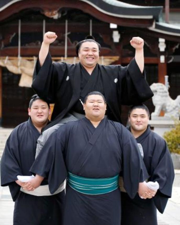 　大関昇進の伝達式を終え、笑顔でポーズをとる霧島＝２５日午前、堺市