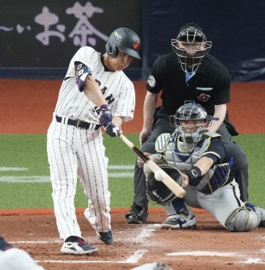 　５回日本代表１死、吉田が右越えに本塁打を放つ。捕手森友＝京セラドーム