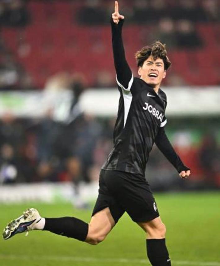 　アウクスブルク戦の後半、ゴールを決め喜ぶフライブルクの鈴木唯＝アウクスブルク（共同）