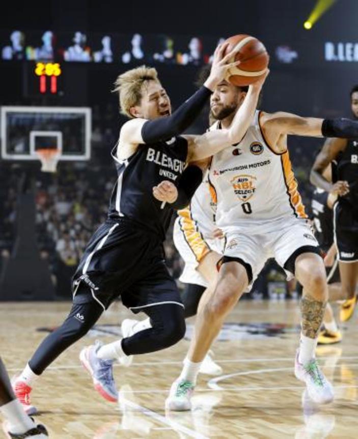 　Ｂリーグ選抜―ＮＢＬ選抜　第３クオーター、攻め込む池田＝オープンハウスアリーナ太田