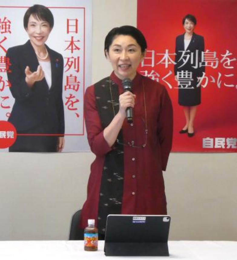 　自民党沖縄振興調査会であいさつする小渕優子会長＝２５日午前、東京・永田町の党本部
