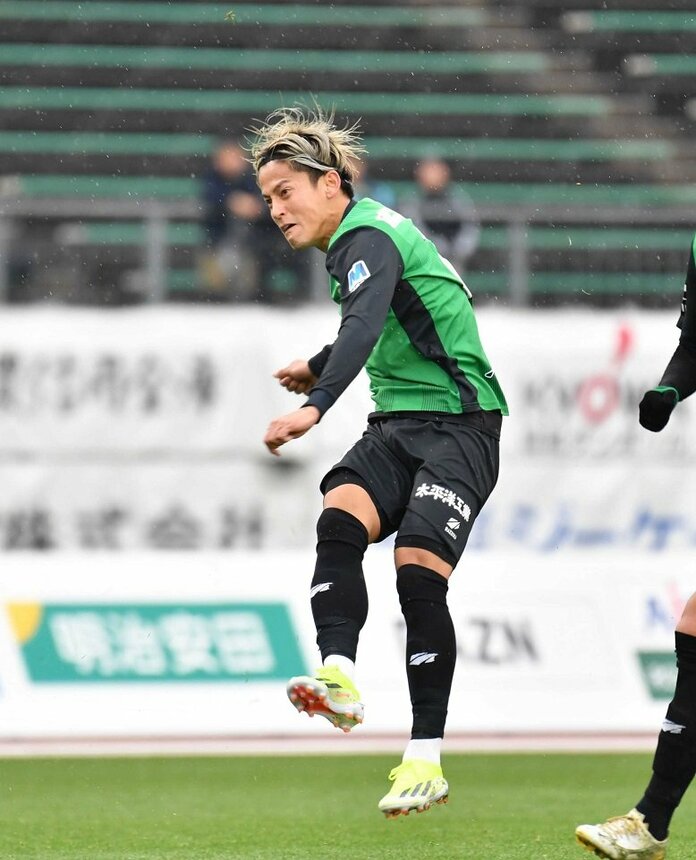 ＦＣ岐阜×岩手＝後半２４分、ハットトリックとなる３点目のゴールを決めるＦＣ岐阜のＦＷ藤岡＝長良川競技場