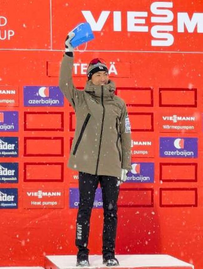 　ノルディックスキー複合のＷ杯最多出場記録を達成して表彰され、歓声に応える渡部暁斗＝１０日、エストニアのオテパー（共同）