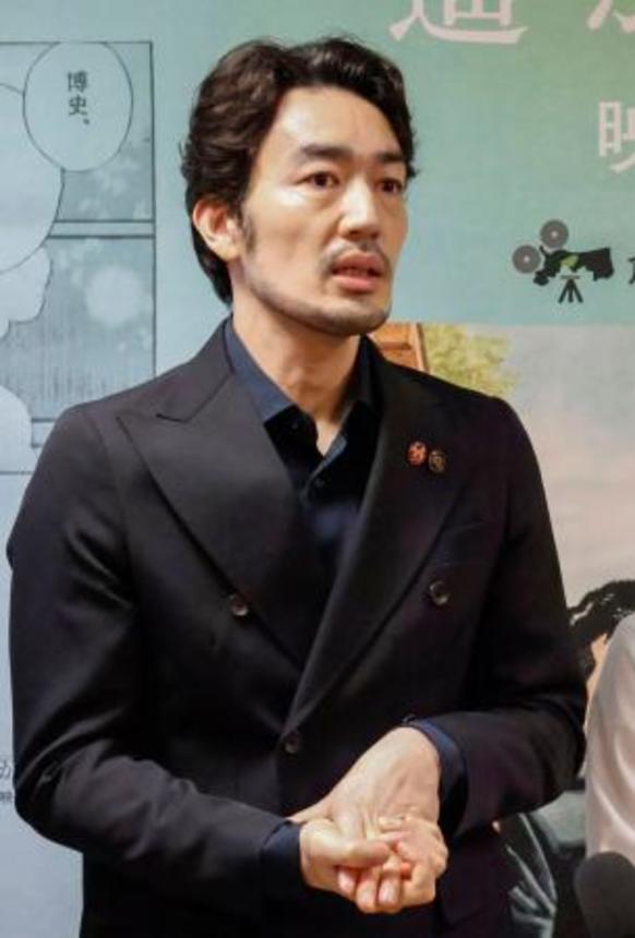 　映画「遥かな町へ」の完成披露試写会後、取材に応じる主演の大谷亮平さん＝４日午後、鳥取県倉吉市