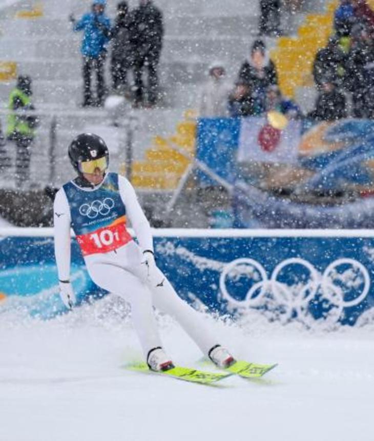 　男子団体スプリント　前半飛躍を終えた渡部暁斗＝プレダッツォ（共同）