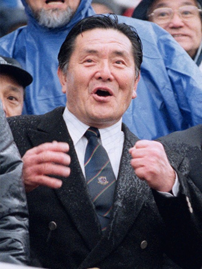２００１年１月、全国高校ラグビー決勝で試合を見守る伏見工高総監督の山口良治さん＝花園