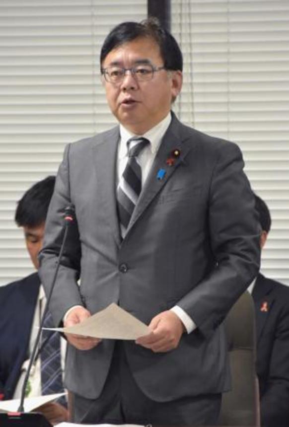 　薬害エイズ訴訟の原告団と協議する上野厚労相＝２６日午後、厚労省