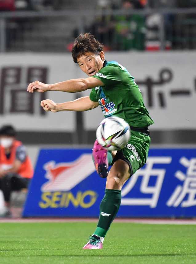 ＦＣ岐阜×鳥取＝前半、カットインから右足でシュートを放つＦＣ岐阜のＭＦ宇賀神＝長良川競技場