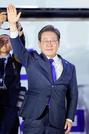 　韓国大統領選で当選を確実にし、支持者の声援に応える「共に民主党」の李在明前代表＝４日未明、ソウルの国会前（共同）
