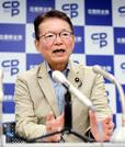 　東京都議選の開票が進む中、記者会見する立憲民主党の長妻代表代行＝２２日夜、永田町の党本部