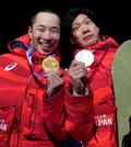 　男子ビッグエアで金メダルを獲得した木村葵来（左）と銀メダルの木俣椋真＝リビーニョ（共同）