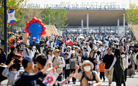 　ゴールデンウイークが始まり、大勢の来場者でにぎわう大阪・関西万博の会場＝２６日午前、大阪市此花区の夢洲