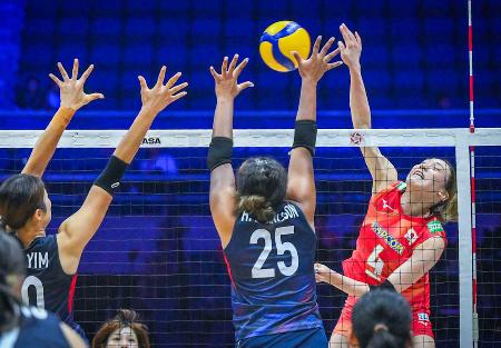 　香港戦でスパイクを放つ石川（右）＝天津（Ｖｏｌｌｅｙｂａｌｌ　Ｗｏｒｌｄ提供）