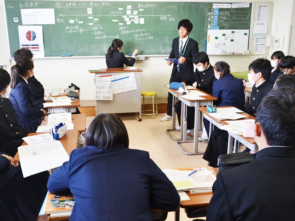 中学生が消費増税の是非を討論する授業＝２０１９年１月２４日、岐阜市加納大手町、岐阜大付属中学校