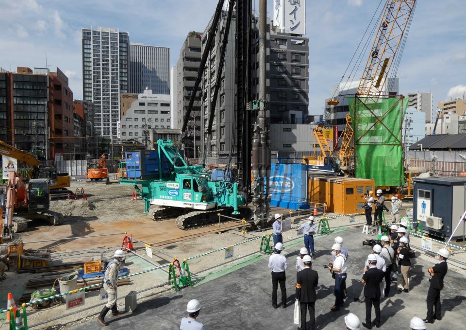 リニア中央新幹線・名古屋駅建設で、旧来建物の撤去と準備工事が進む現場（東工区）＝名古屋市中村区名駅