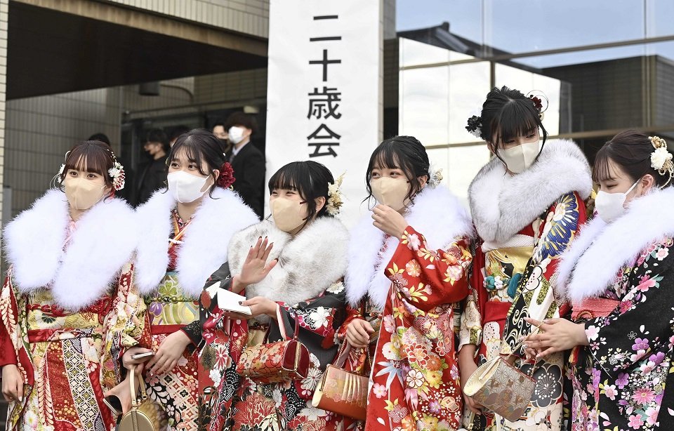 成人式から「二十歳会」に名称を変えた会場に集まった２０歳の新成人たち＝８日午前９時３７分、山県市岩佐、美山中央公民館