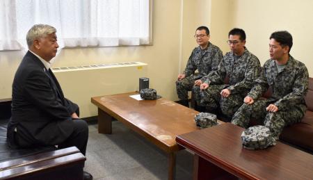 　自衛隊員と意見交換する中谷防衛相（左端）＝２６日午前、北海道根室市の航空自衛隊根室分屯基地