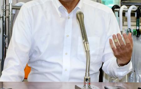 　和解成立後に記者会見する原告の中願寺純則氏＝７日午前、福岡市