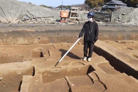 　石神遺跡から見つかった７世紀後半から末に造られた塀の跡＝５日午前、奈良県明日香村