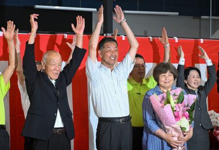 　兵庫県三木市長選で３選を決め、万歳する仲田一彦氏（左から２人目）＝２９日夜、兵庫県三木市