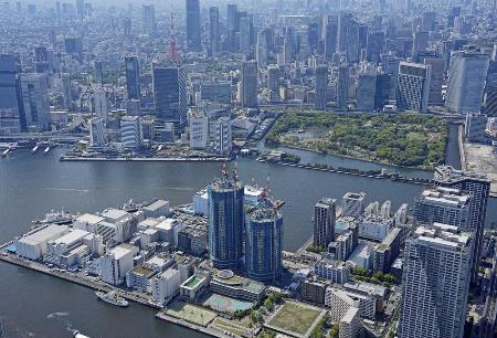 　東京都中央区の高層マンション（手前）＝４月