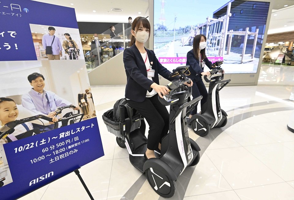店内で貸し出される乗り物「アイリー・エーアイ」＝土岐市土岐津町土岐口、イオンモール土岐