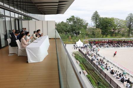 　愛知・名古屋アジア大会の障害馬術競技を観戦される天皇、皇后両陛下と愛子さま＝３日午後、東京都世田谷区の馬事公苑（代表撮影）