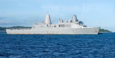 　米海軍のドック型輸送揚陸艦ニューオーリンズ＝２０日、沖縄県うるま市沖（中城海上保安部提供）
