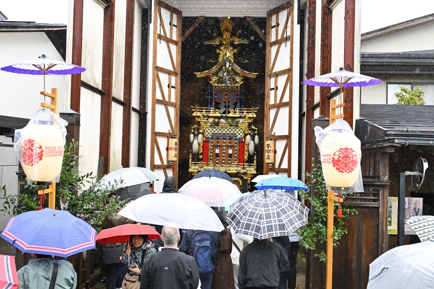 午前の曳きそろえが中止なり、公開された屋台蔵を見学する観光客ら＝９日午前、岐阜県高山市