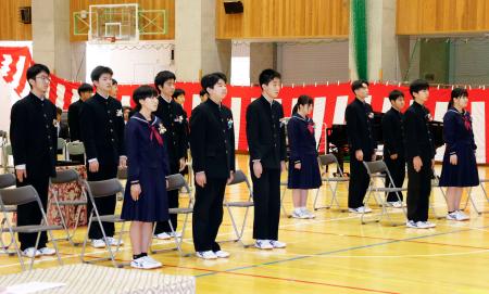 　門前中で行われた最後の卒業式に出席する卒業生ら＝１３日午前、石川県輪島市門前町