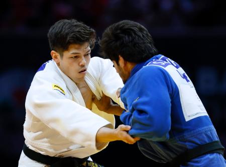 　男子９０キロ級２回戦　ウズベキスタン選手（右）と対戦する村尾三四郎＝ブダペスト（共同）