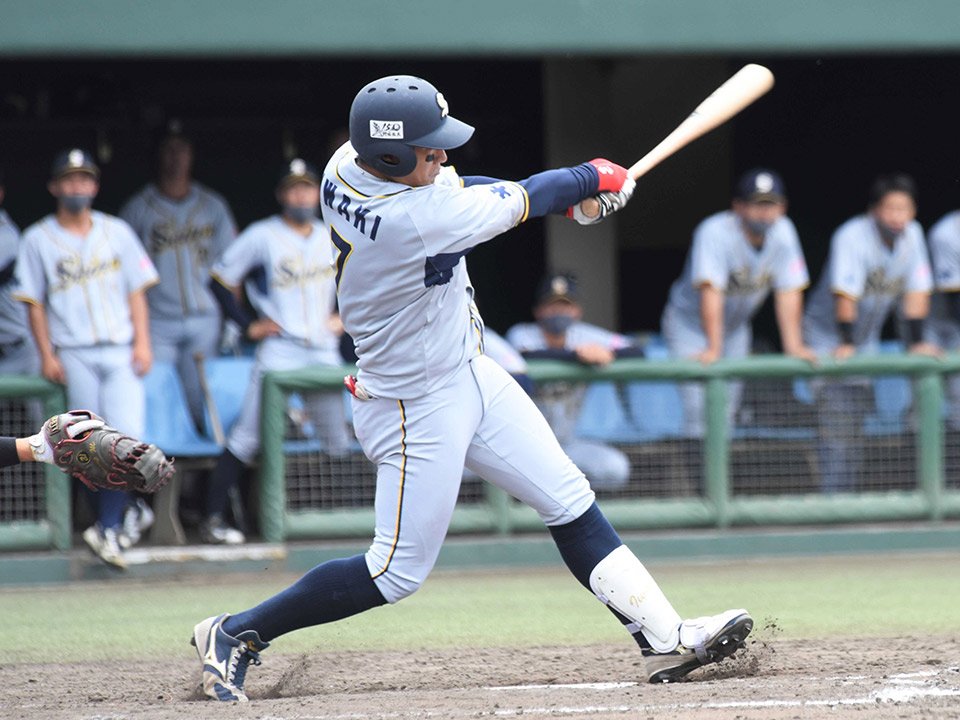 ジェイプロジェクト×西濃運輸＝４回表西濃運輸無死、左越えに先制のソロを放つ岩城＝岡崎市民