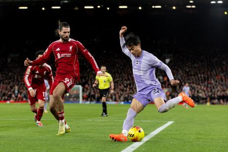 　リバプール戦でプレーするブライトンの三笘薫（右）＝１３日、リバプール（ゲッティ＝共同）