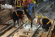 　ＪＲ横須賀線東京―品川間の地下トンネル内でレールの交換作業をする作業員＝６日午前