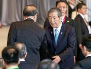 　中国のナショナルデーに出席し、何立峰副首相（左）と握手する自民党の森山幹事長＝１１日午前、大阪市此花区の夢洲（代表撮影）