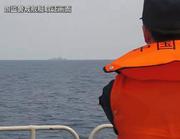 　中国軍が１７日撮影の映像として公開した、台湾海峡を通過する海上自衛隊の護衛艦「いかづち」（左奥）（同軍の「微信（ウィーチャット）」の公式アカウントから、共同）