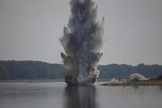 　ルーマニア軍が実施したドナウ川支流の流れを妨げていた岩の爆破＝３日、首都ブカレスト北方（ロイター＝共同）