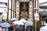午前の曳きそろえが中止なり、公開された屋台蔵を見学する観光客ら＝９日午前、岐阜県高山市