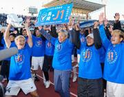 　Ｊ１昇格が決まり、選手らと喜ぶ長崎・高木監督（前列左から２人目）＝ポカリ