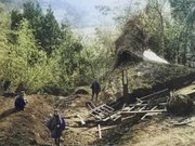 西根尾村能郷簡易小学校の陥没・倒壊（県提供）