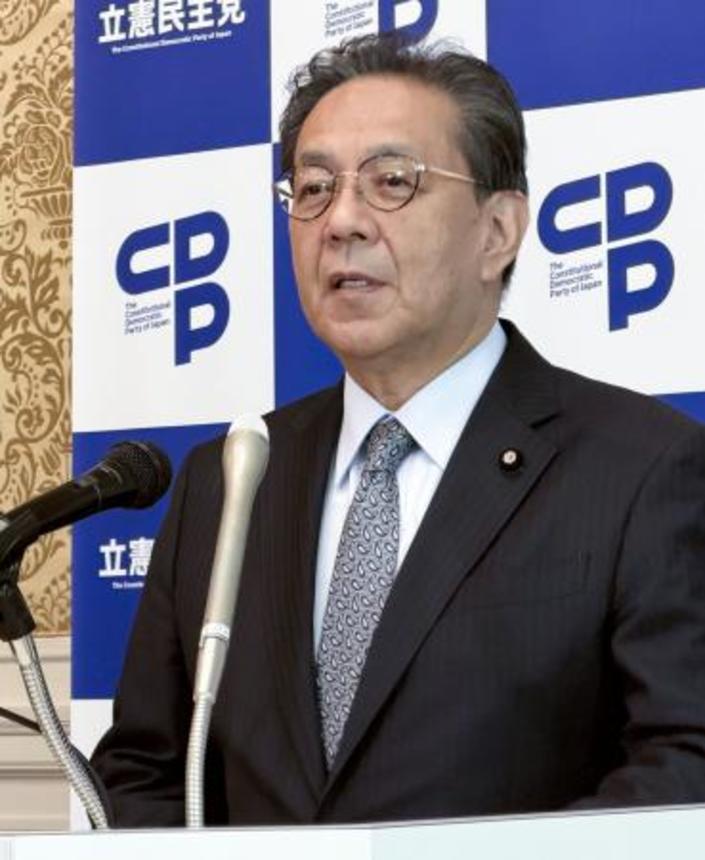 　記者会見する立憲民主党の水岡俊一代表＝１９日午前、国会