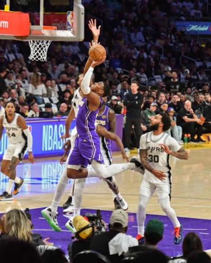 　スパーズ戦でゴールを狙うレーカーズの八村（中央）＝ロサンゼルス（ＮＢＡＥ・ゲッティ＝共同）