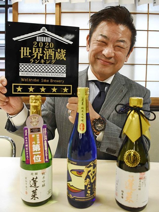 世界酒蔵ランキングの１位を喜ぶ渡辺久憲社長＝飛騨市古川町壱之町、渡辺酒造店