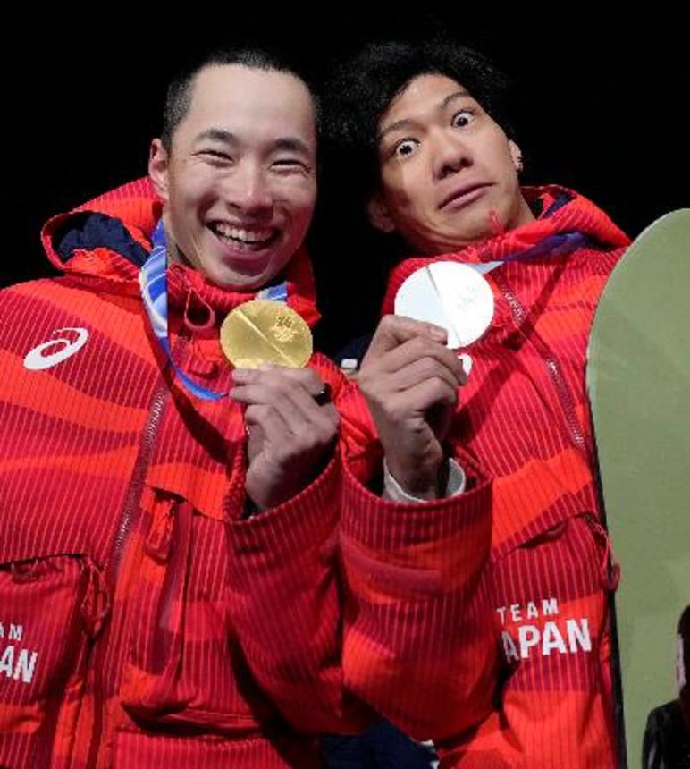 　男子ビッグエアで金メダルを獲得した木村葵来（左）と銀メダルの木俣椋真＝リビーニョ（共同）