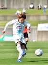 藤枝×ＦＣ岐阜＝後半、シュートを放つＦＣ岐阜のＭＦ窪田＝藤枝総合運動公園サッカー場