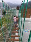 上段部分には丸太渡りも設置された＝同