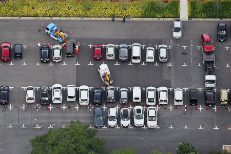 　千葉市役所に隣接する駐車場に運び込まれた、豪雨で動かせなくなり路上などに放置された車両など＝１９日午後（共同通信社ヘリから）